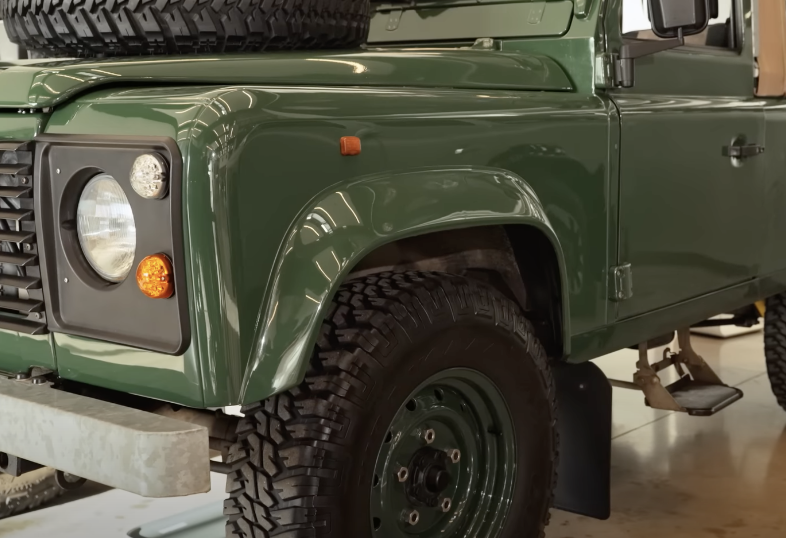 LEGO Icons 10317 Land Rover Classic Defender 90 Wheel Arch 2