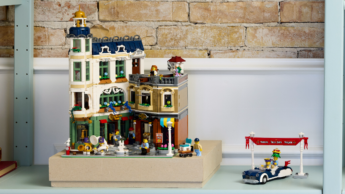 LEGO Icons 11371 Shopping Street featured image 1