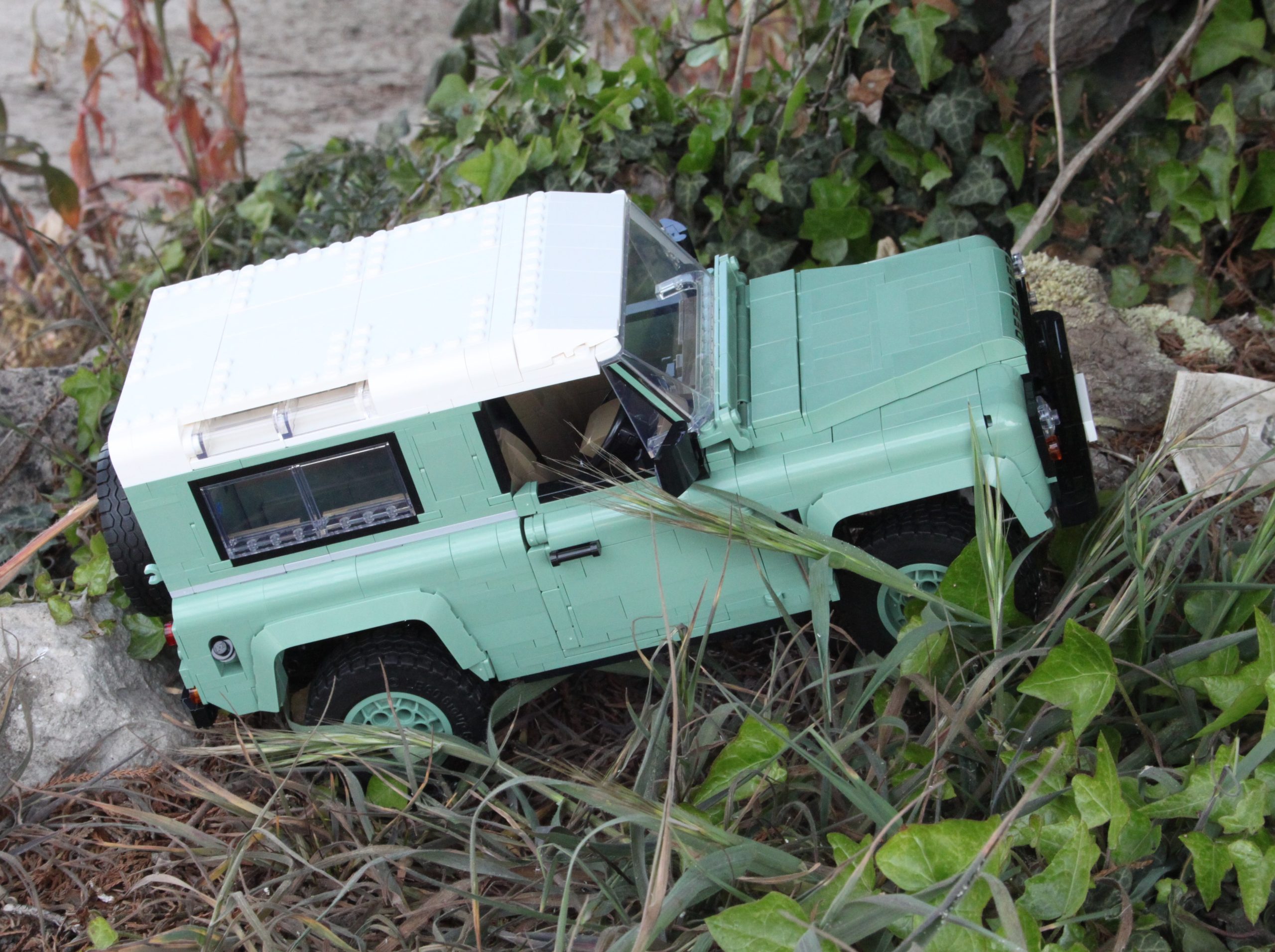 LEGO ICONS 10317 LAND ROVER CLASSIC DEFENDER 90 review outside 37 scaled